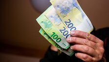Pristatyti naujosios serijos &bdquo;Europa&ldquo; 100 ir 200 eurų banknotai