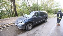 Kaune ant pravažiuojančios ma&scaron;inos užgriuvęs medis sužalojo vairuotoją