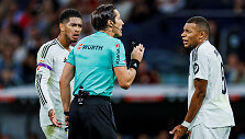 Futbolo teisėjas Jose Luisas Munuera Montero Madrido &bdquo;Real&ldquo; žvaigždžių Jude'o Bellinghamo ir Kyliano Mbappe apsuptyje