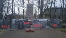 Sekmadienio ankstyvą rytą obeliską žuvusiems sovietų kariams juosusi tvora apkabinėta nuotraukomis i&scaron; Bučos. Buča yra ir Palangos miestas partneris.