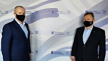  KU rektorius prof. dr. A. Razbadaukas (de&scaron;inėje) ir KU ateities pramos fondo direktorius Vytautas Adomaitis.