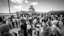 Augusta uoste (Sicilija) i&scaron; laivo i&scaron;laipinami Viduržemio jūroje i&scaron;gelbėti migrantai