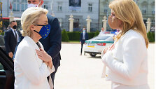 EK pirmininkės Ursulos von der Leyen ir Slovakijos prezidentės Zuzanos Čaputovos pasisveikinimas