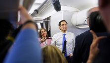 Maco Rubio kalbantis su reporteriais lėktuve / NATHAN HOWARD / AFP
