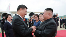 Xi Jinpingas ir Kim Jong Unas