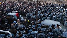 Protestuotojai ir pareigūnai prie Armėnijos parlamento