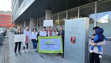 Tėvų piketas prie Vilniaus rajono savivaldybės