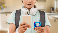 &bdquo;Revolut Junior&ldquo; pristatė &bdquo;Apple Pay&ldquo; bekontakčius mokėjimus paaugliams