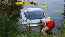 Automobilis vandenyje
