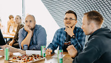 &Scaron;arūnas Jurevičius, IT įmonės &bdquo;Cognizant&ldquo; jaunesnysis programuotojas (kairėje)