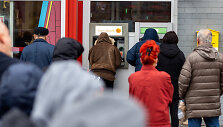 Eilės prie bankomatų