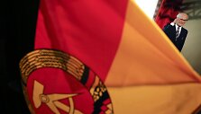 Rytų Vokietijos vėliava ir va&scaron;kinė Ericho Honeckerio skulptūra