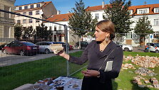 Archeologė R.Nabažaitė demonstruoja džiuginantį radinį &ndash; senosios bažnyčios lango apvadą.