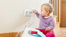 Atviri elektros lizdai &ndash; viena pavojingiausių vietų vaikui namuose.