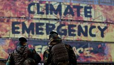 Klimato aktyvistai prie&scaron; ES lyderių susitikimą įkopė į naują Bendrijos būstinės pastatą