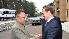 Buvęs &Scaron;iaurės Korėjos lyderis Kim Jong-ilas ir Dmitrijus Medvedevas.