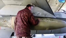 Jordanijos karys ra&scaron;o žinutę ant raketos, skirto &bdquo;Islamo valstybei&ldquo;