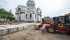 Laisvės alėją pasiekė pirmoji granitinio grindinio siunta