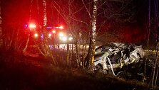 Policijos stabdomas BMW nestojo &ndash; nulėkė nuo kelio ir trenkėsi į medį: žuvo jaunas vairuotojas