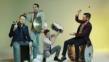 Netikėtumų žadantį pasirodymą surengs pirmą kartą festivalyje muzikuosiantis &bdquo;Grammy&ldquo; apdovanojimą pelnęs mu&scaron;amųjų instrumentų kvartetas i&scaron; Čikagos &bdquo;Third Coast Percussion&ldquo;. 