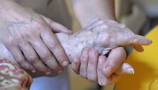 Latvijoje renkami para&scaron;ai dėl eutanazijos įteisinimo