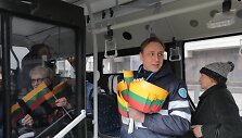 Kontrolieriai dalijo Lietuvos vėliavėles