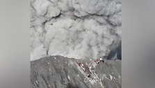 Ant Indonezijos Dukono kalno, po ugnikalnio i&scaron;siveržimo strigo turistai