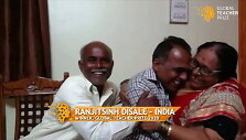 Ranjitsinhas Disale (centre) su savo artimaisiais