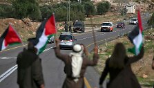 Palestiniečiai blokuoja kelią Vakarų Krante