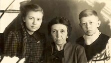 1941 m. tremtinė Elena Laskevičienė su vaikais Birute ir Algirdu. 