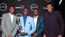 Kostas Antetokounmpo, Alexis Antetokounmpo, Thanasis Antetokounmpo ir Giannis Antetokounmpo 