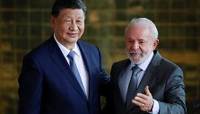 Brazilijos prezidentas Luizas Inacio Lula da Silva (de&scaron;inėje) su Kinijos kolega  Xi Jinpingu