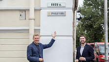 Atidengiama rusi&scaron;ka Rusų gatvės lentelė.