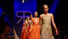 Renato Balestra 2016 m. pavasario-vasaros auk&scaron;tosios mados kolekcijos modelis
