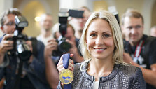 Olimpinė čempionė Laura Asadauskaitė-Zadneprovskienė su aukso medaliu grįžo i&scaron; Europos penkiakovės čempionato Anglijoje. 2015 m. rugpjūčio 24 d. 
