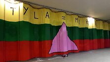 Lietuvos trispalvę papildė LGBT istorijai svarbus simbolis ir užra&scaron;as &bdquo;Tyla = mirtis&ldquo;