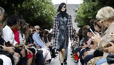 &bdquo;Michael Kors&ldquo; 2020 m. pavasario ir vasaros kolekcijos modelis