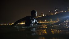 Peru sostinėje banglentininkai mėgaujasi vakariniais pasiplaukiojimais