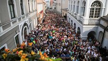 Vilniaus kra&scaron;to moksleiviai meldžiasi prie Au&scaron;ros vartų