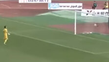 Japonijos 2-ojoje lygoje vartininkas praleido du įvarčius nuo aik&scaron;tės vidurio.