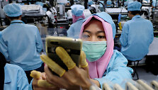Darbas &bdquo;Oppo&ldquo; telefonų surinkimo linijoje Indonezijoje