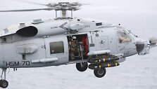 Sraigtasparnis &bdquo;MH-60&ldquo; leidžiasi ant JAV lėktuvne&scaron;io &bdquo;USS George H.W. Bush&ldquo;