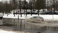 Tirpstantis sniegas Vilniuje užtvenkė ežerus