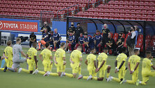 Žaidėjai priklaupė ant kelio per futbolo rungtynes JAV