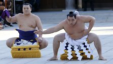 Sumo imtynininkai &bdquo;Meiji&ldquo; &scaron;ventykloje