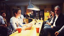 Projekto &bdquo;Vaidilos klasika&ldquo;&nbsp;dalyvis Petras Geniu&scaron;as kartu su savo sūnumi Luku Geniu&scaron;u atvirai diskusijai ir pokalbiui persikėlė į Vilniaus g. esančią kavinę.