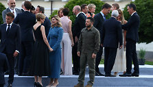 Volodymyras Zelenskis ir Olena Zelenska NATO vir&scaron;ūnių susitikime