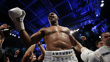 Anthony Joshua kovoje dėl bokso sunkiasvorių titulo palaužė ukrainietį V.Klyčko. 