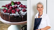 Nida Degutienė ir jos keptas &scaron;okoladinis pyragas su avietėmis