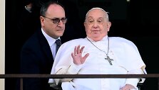 Pirmą kartą nuo vasario 14 dienos vie&scaron;umoje pasirodęs popiežius Pranci&scaron;kus / Ettore Ferrari / ZUMAPRESS.com